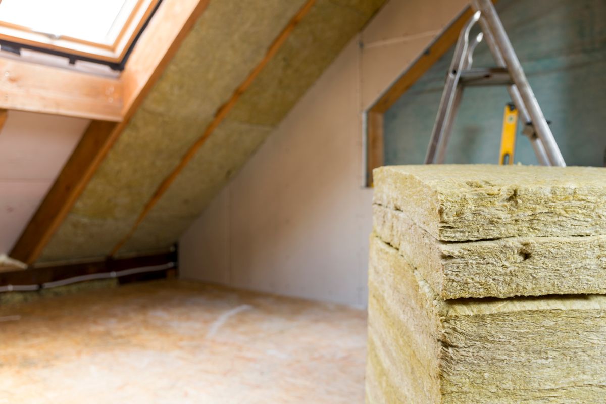 Applicazione di isolamento interno sul soffitto