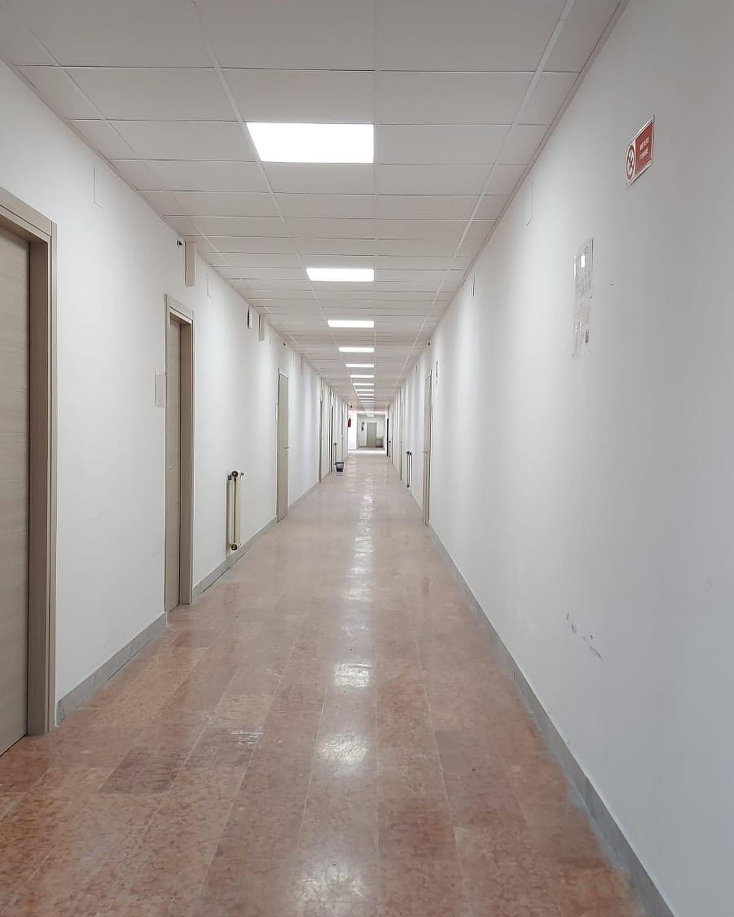 Controsoffitto ispezionabile in corridoio