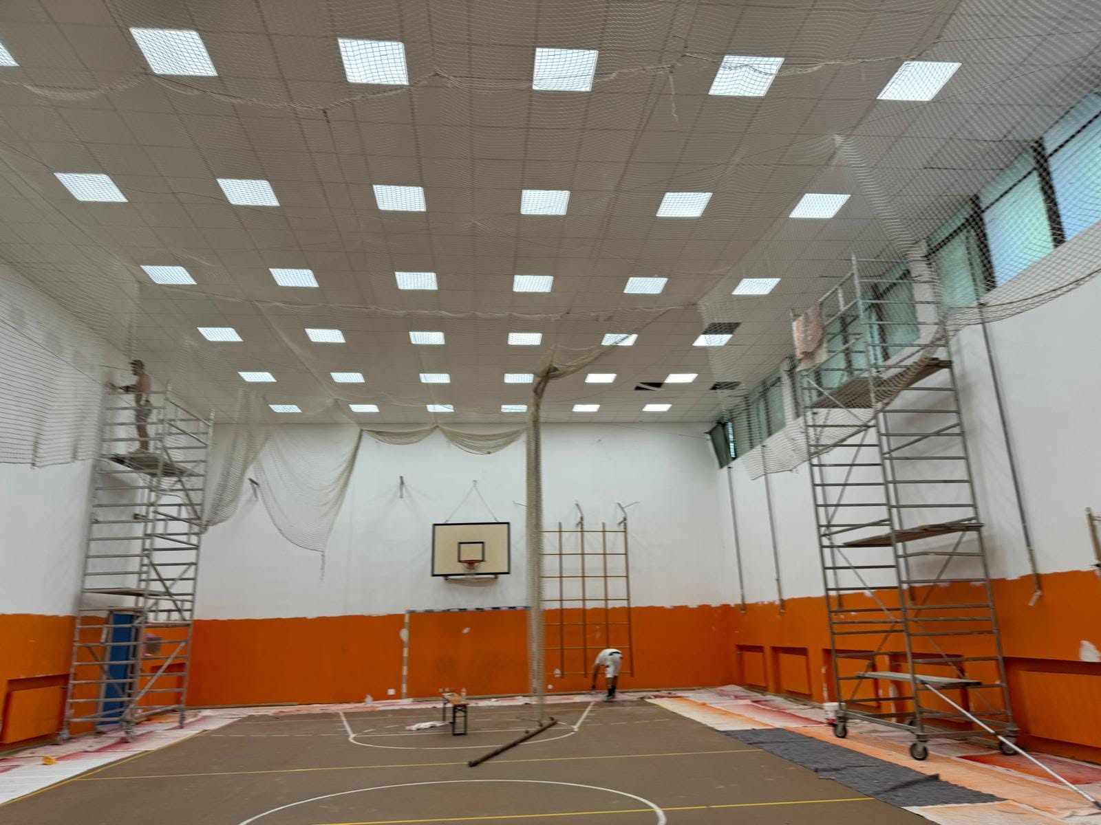 Controsoffitto moderno con illuminazione integrata